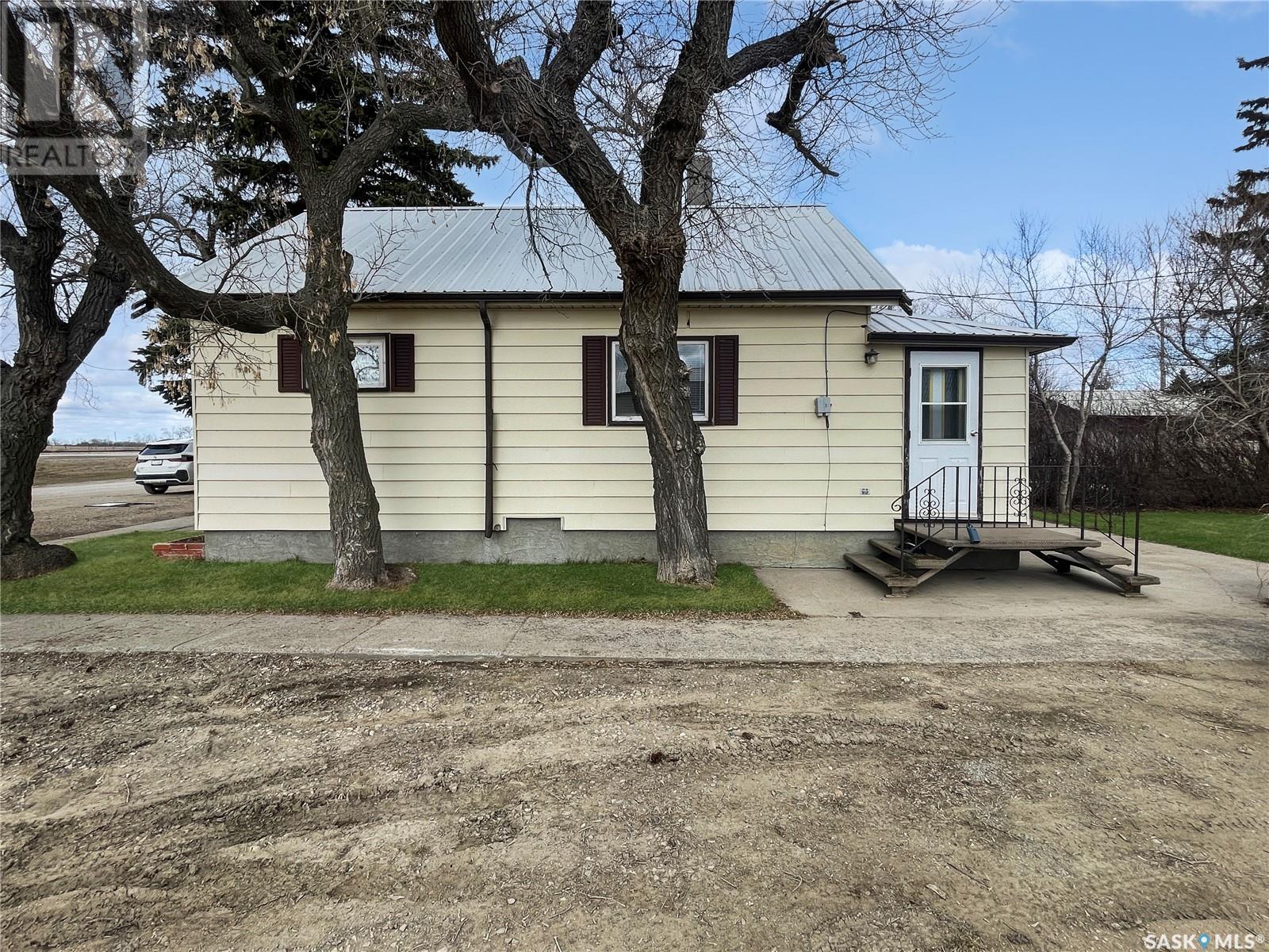 Property at 239 Railway AVENUE image 3
