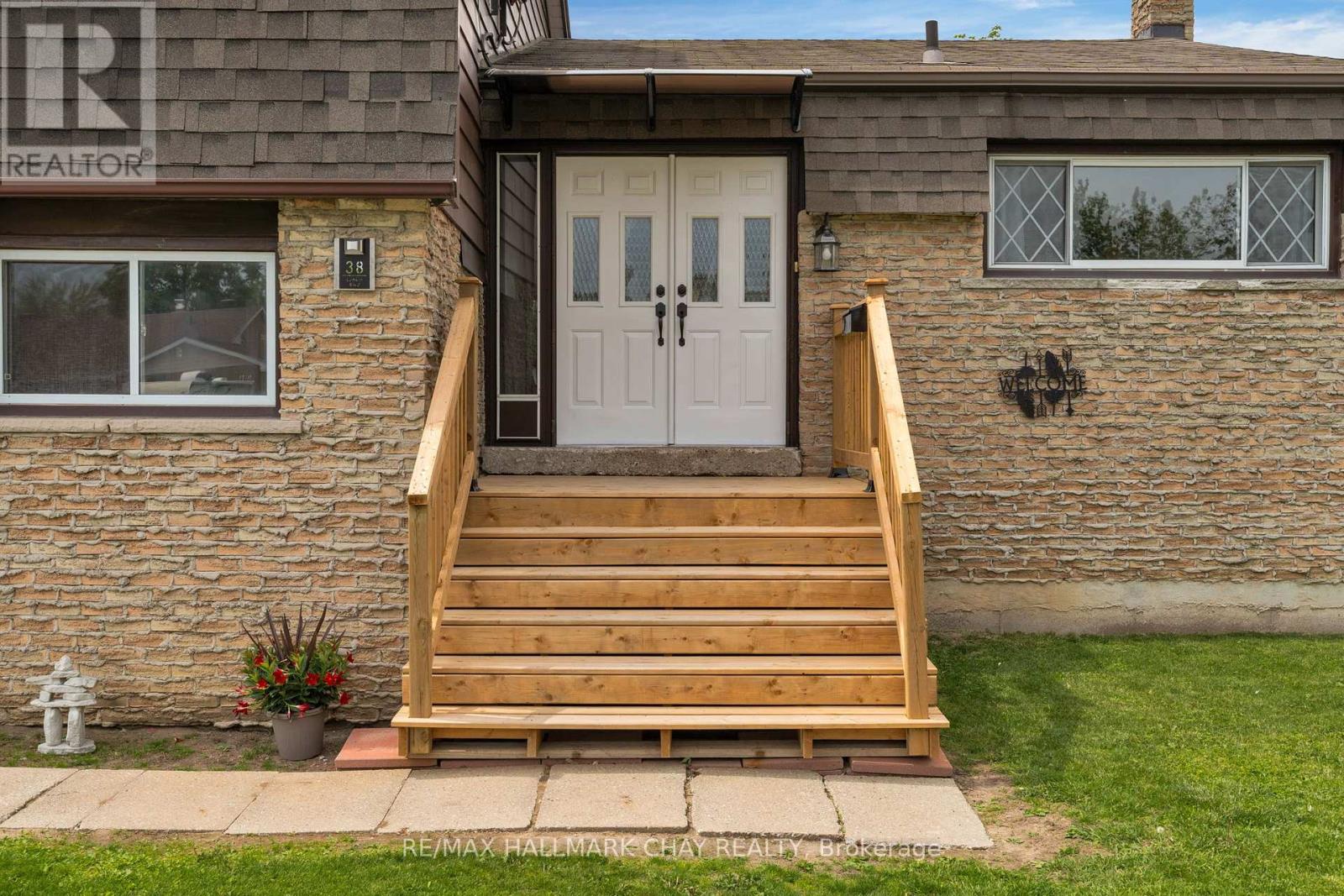 Property at 38 LANKIN BOULEVARD image 3