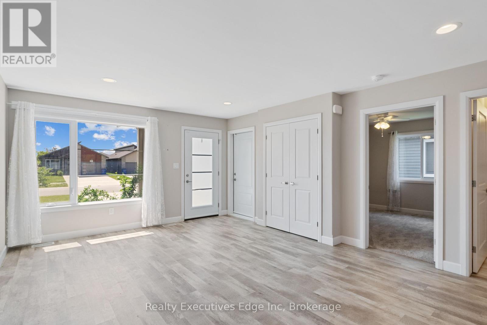 Property at 98 MOONSTONE CRESCENT image 4