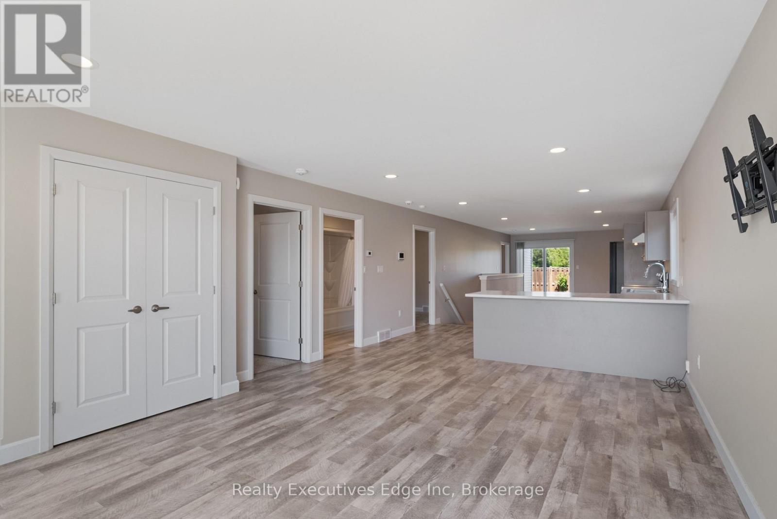 Property at 98 MOONSTONE CRESCENT image 5