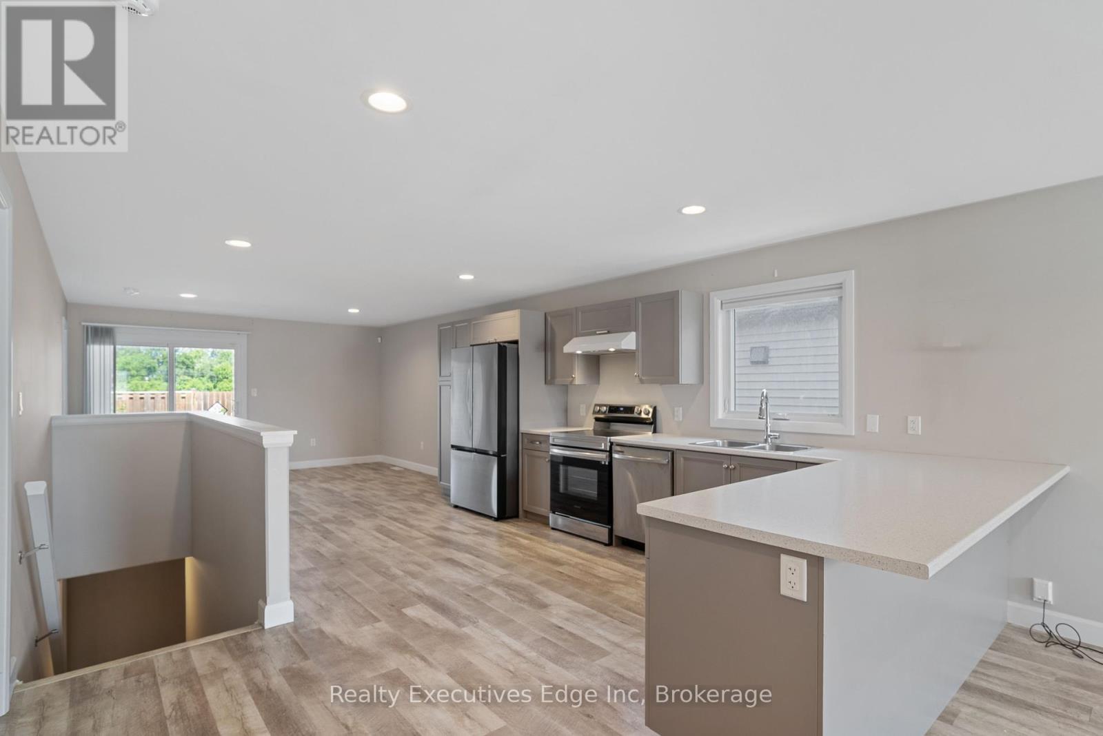 98 Moonstone Crescent, Chatham-Kent, Ontario  N7M 0S2 - Photo 7 - X12222549