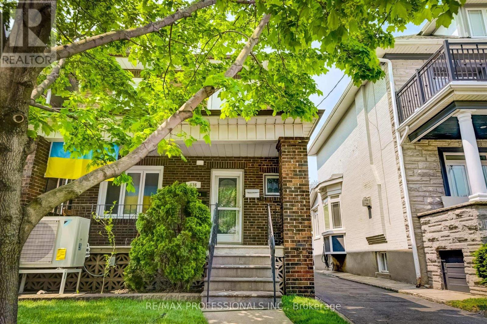 Property at 636 RUNNYMEDE ROAD image 2