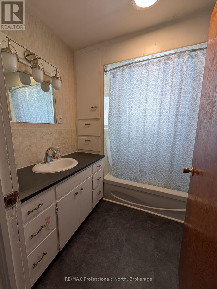 27 Lincoln Avenue, South River, Ontario  P0A 1X0 - Photo 18 - X12222650