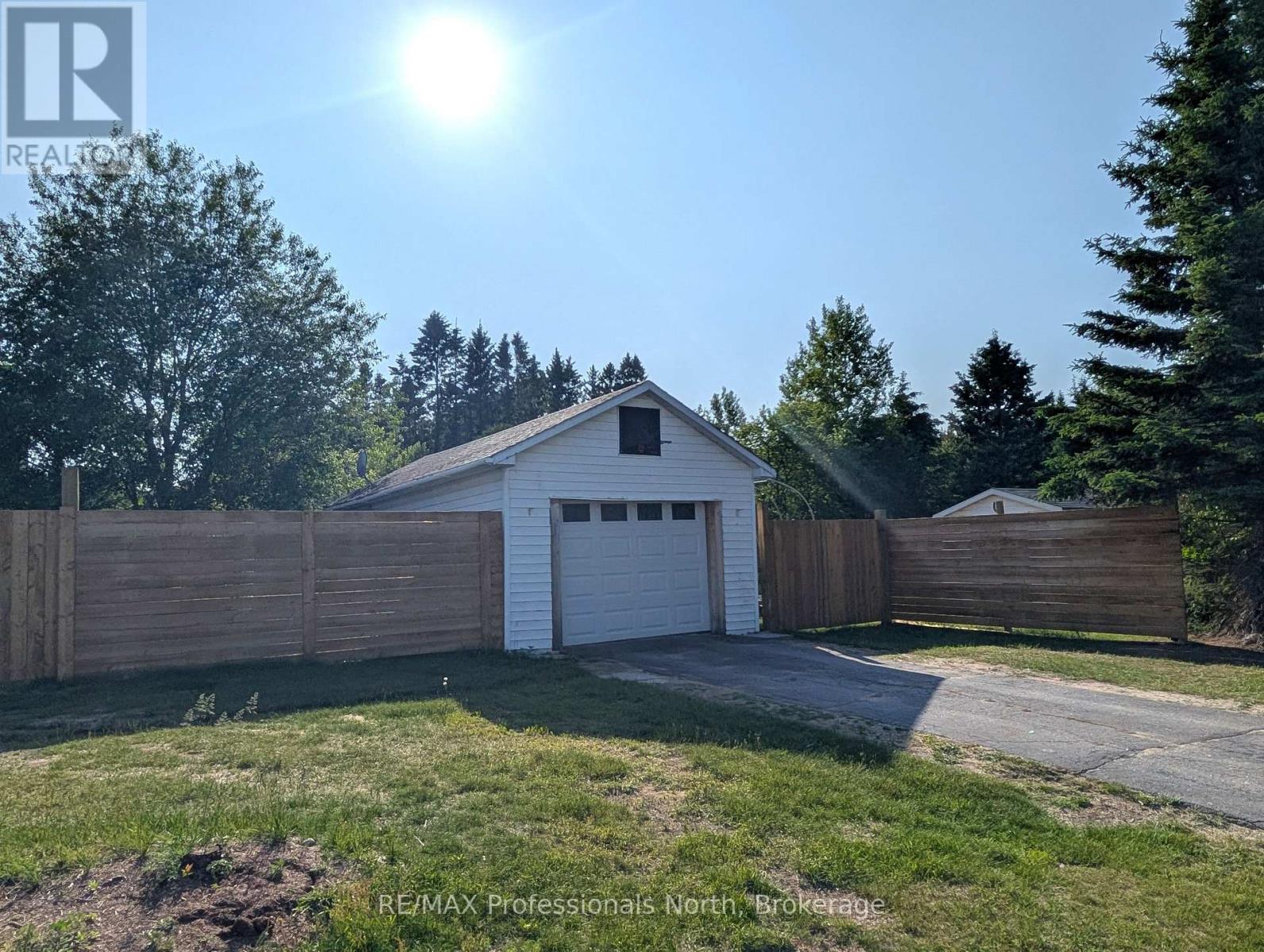 27 Lincoln Avenue, South River, Ontario  P0A 1X0 - Photo 3 - X12222650