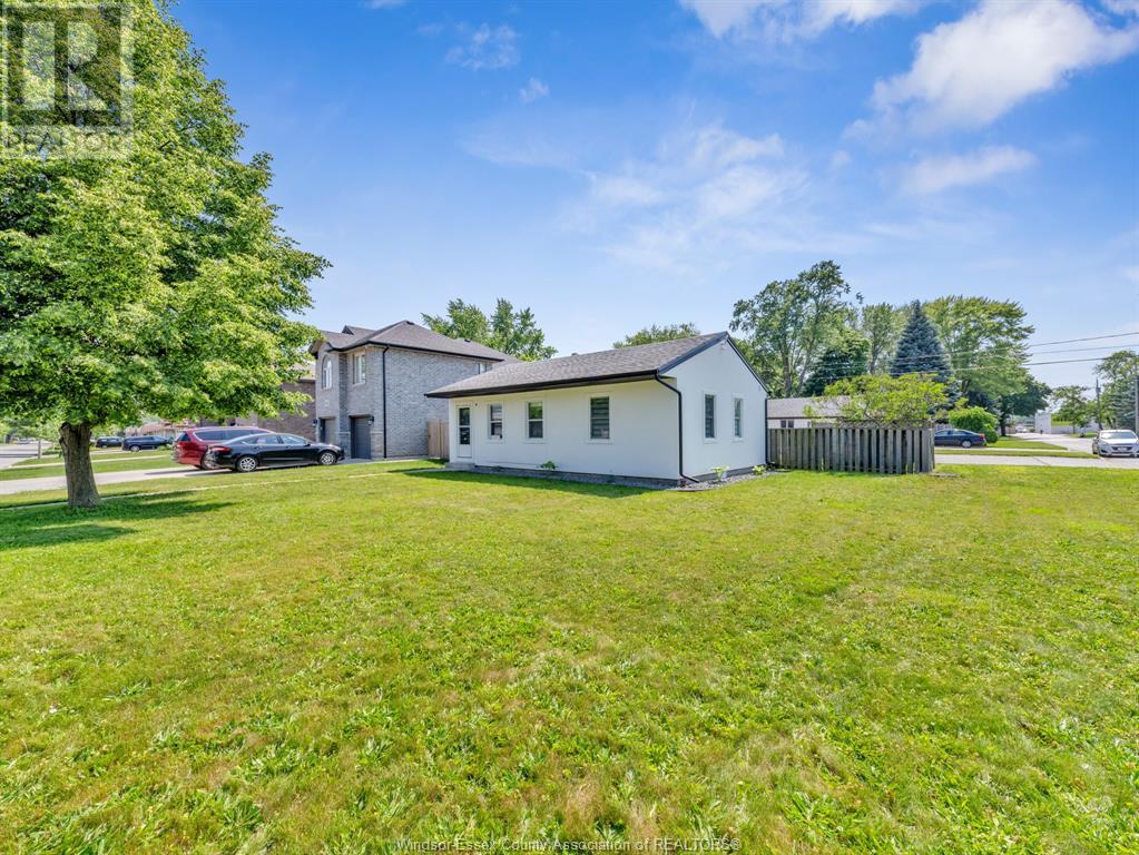 Property at 1605 ST. CLAIR image 3