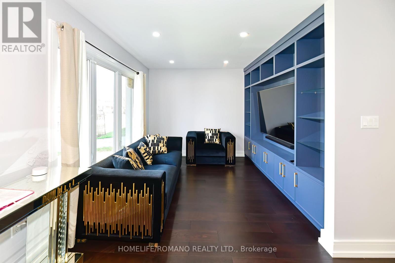 Property at 826 KROSNO BOULEVARD W image 3
