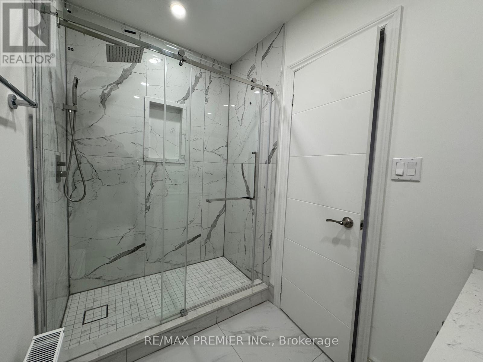 2986 Dufferin Street, Toronto (Yorkdale-Glen Park), Ontario  M6B 3T3 - Photo 10 - W12222678