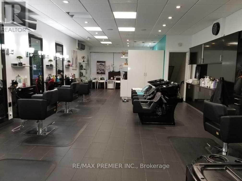 2986 Dufferin Street, Toronto (Yorkdale-Glen Park), Ontario  M6B 3T3 - Photo 4 - W12222678