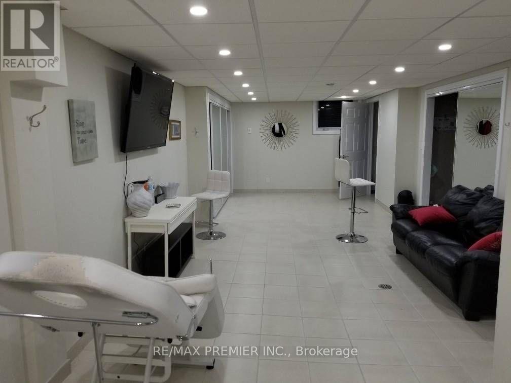 2986 Dufferin Street, Toronto (Yorkdale-Glen Park), Ontario  M6B 3T3 - Photo 5 - W12222678