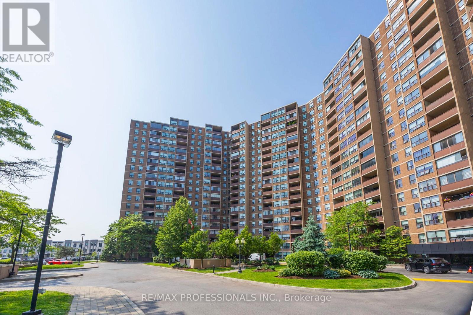 1810 - 714 The West Mall, Toronto (Eringate-Centennial-West Deane), Ontario  M9C 4X1 - Photo 2 - W12222751