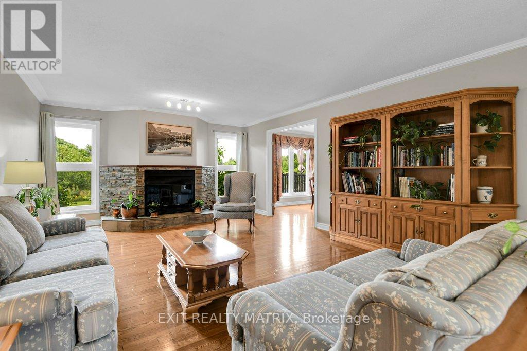 Property at 842 APPLE LANE image 4