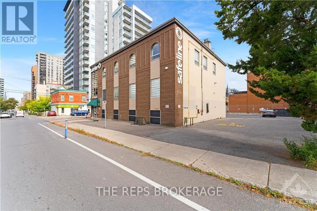 275 Bay Street, Ottawa, Ontario  K1R 5Z5 - Photo 3 - X12223156
