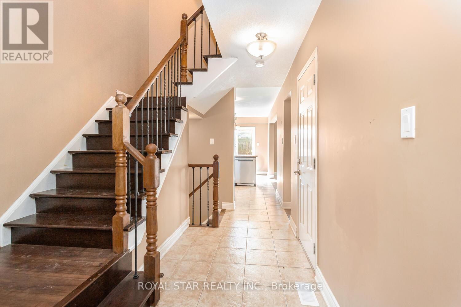 Property at 86 MEADOW WOOD CRESCENT image 3