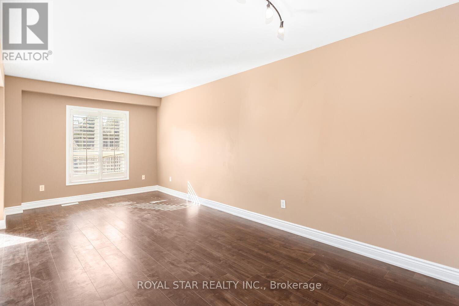 Property at 86 MEADOW WOOD CRESCENT image 4