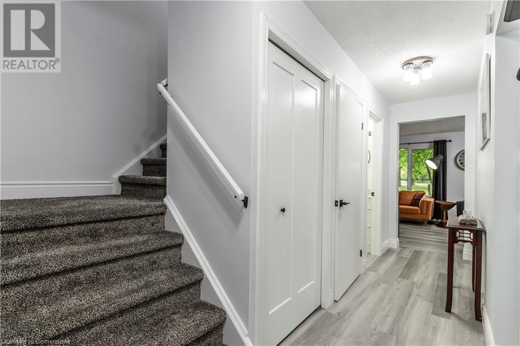 Property at 425 KINGSCOURT Drive Unit# 4 image 4