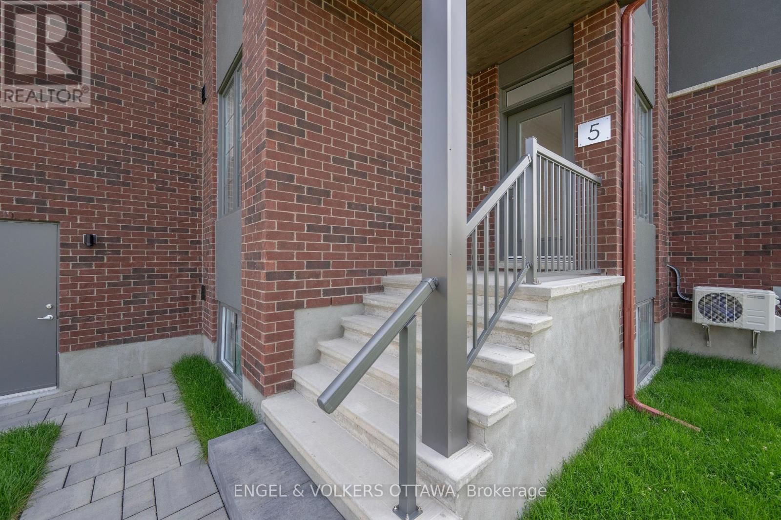 Property at 5 WINLOCK CRESCENT image 5