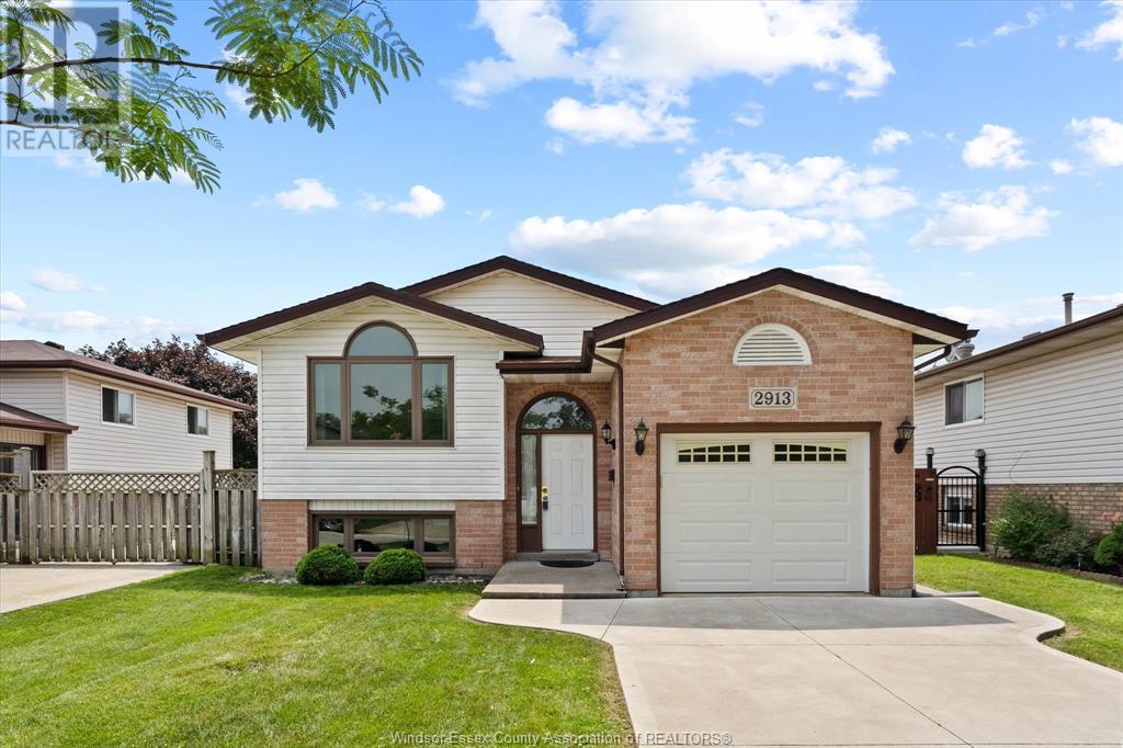 Property at 2913 ROBILLARD CRESCENT image 3