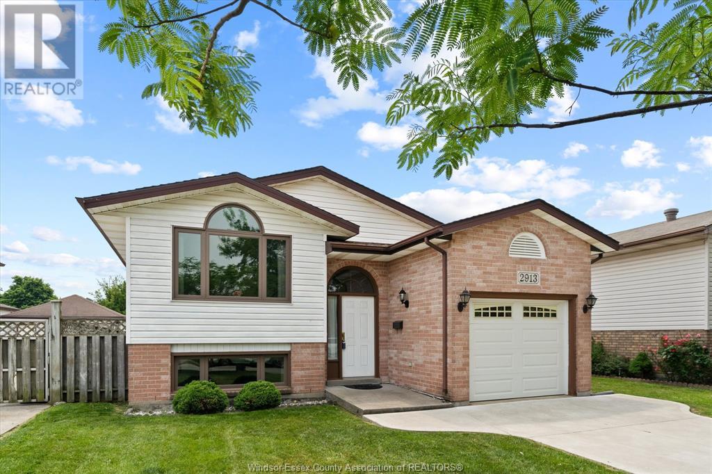 Property at 2913 ROBILLARD CRESCENT image 2
