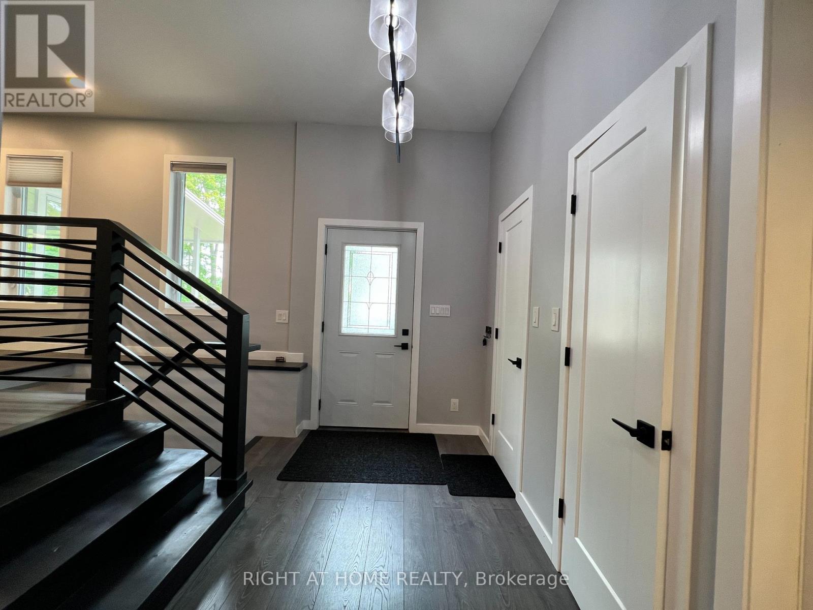 Property at 215 WELLINGTON STREET image 2