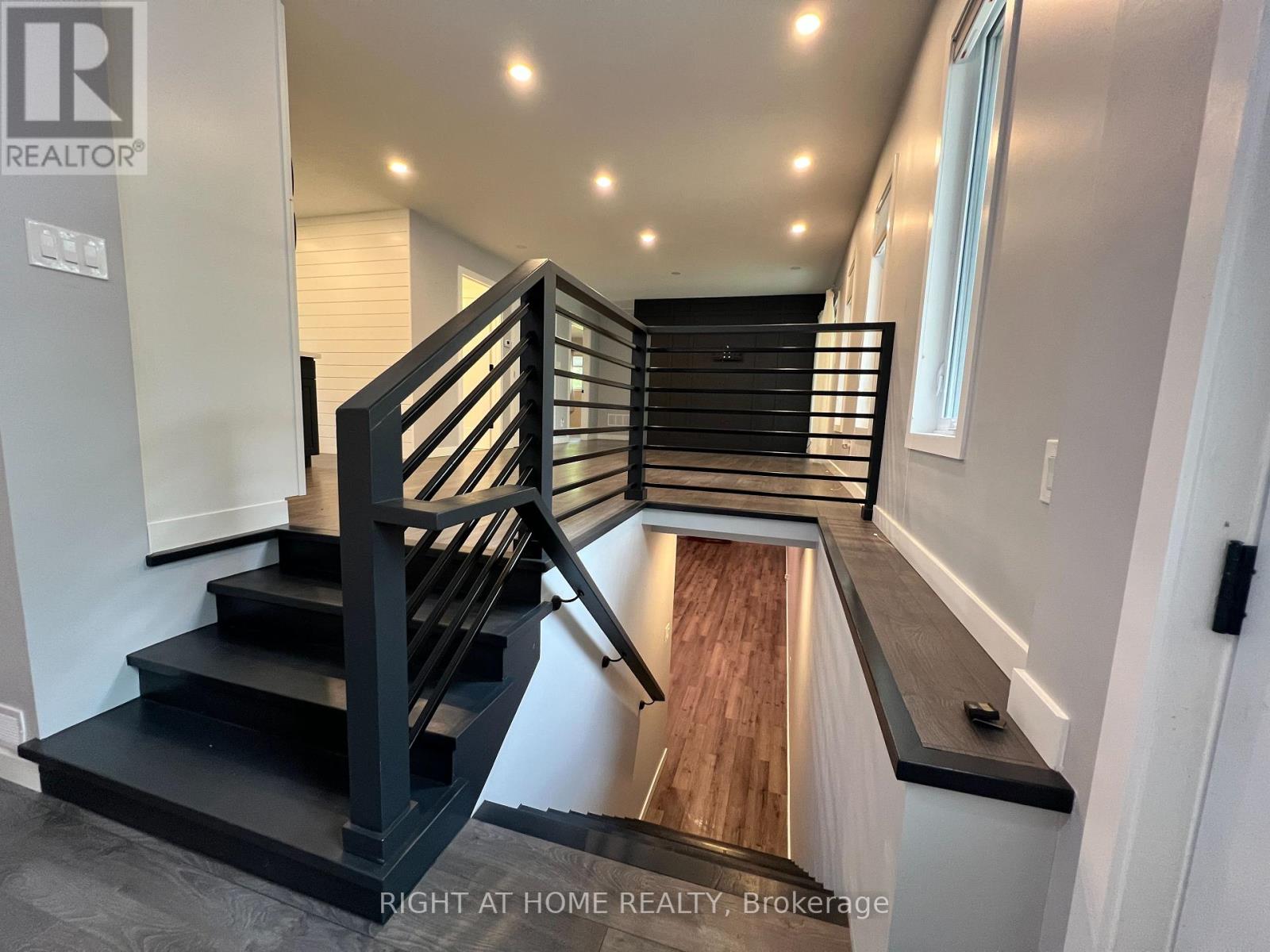 Property at 215 WELLINGTON STREET image 4