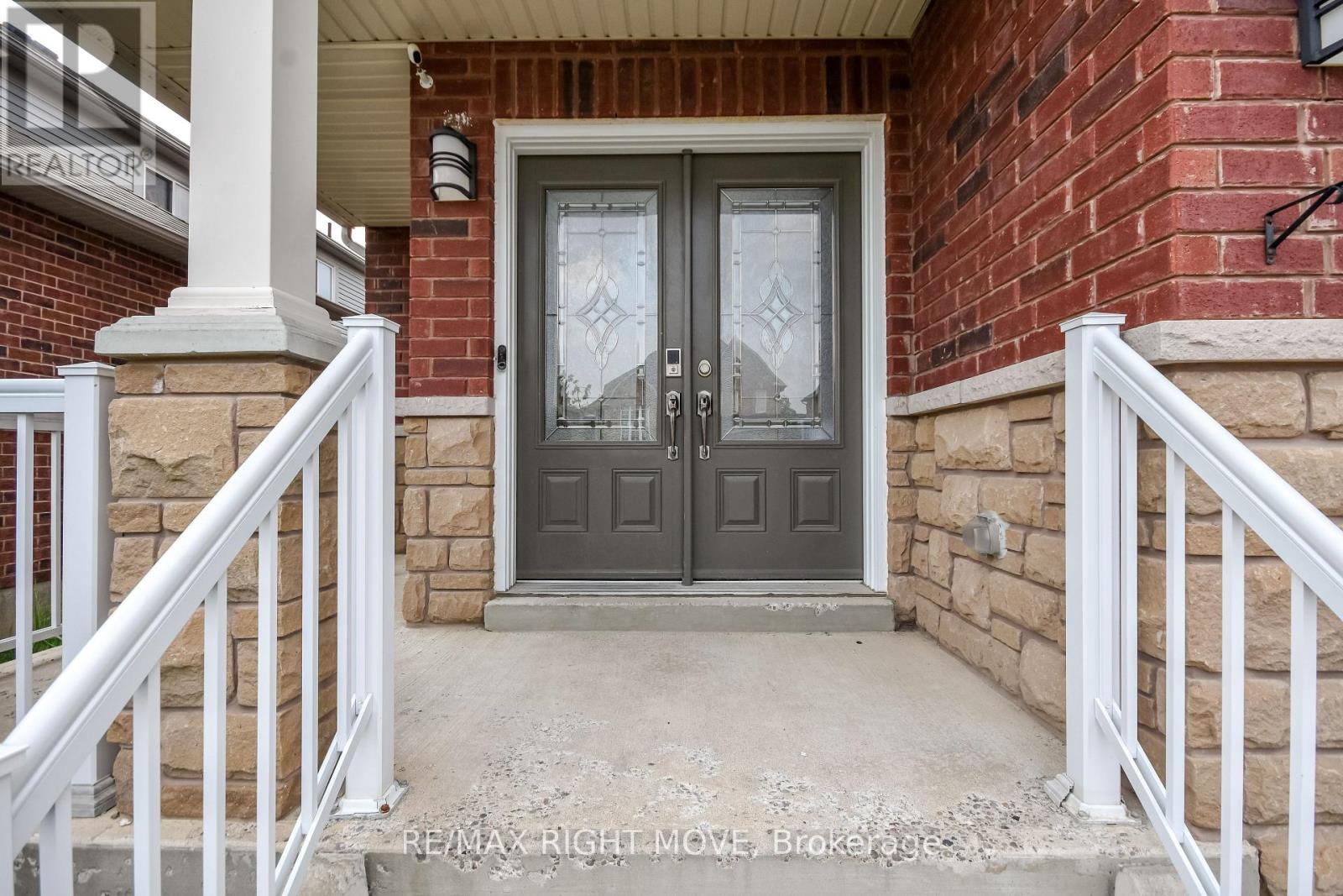 Property at 132 THE QUEENSWAY image 3