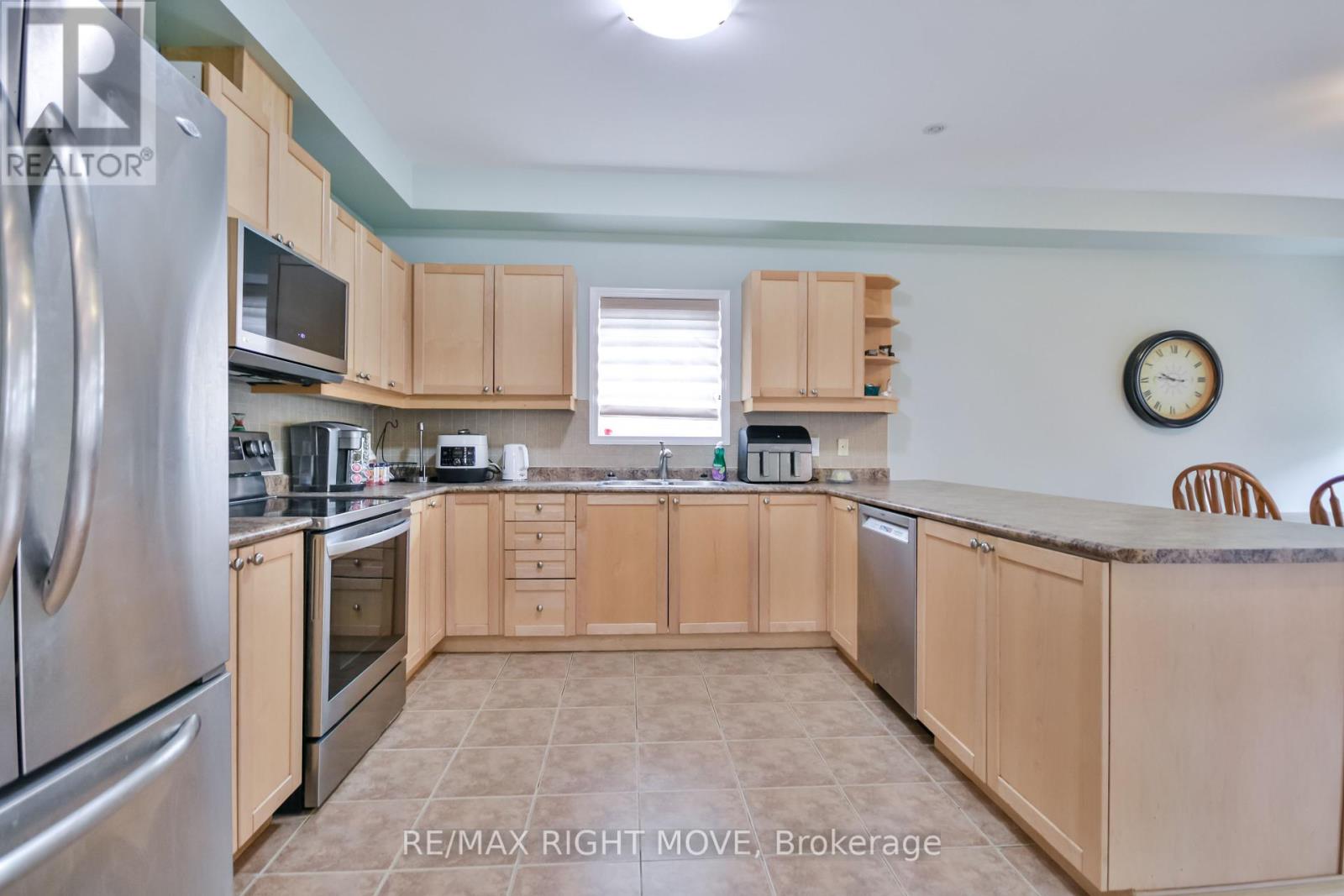 Property at 132 THE QUEENSWAY image 4