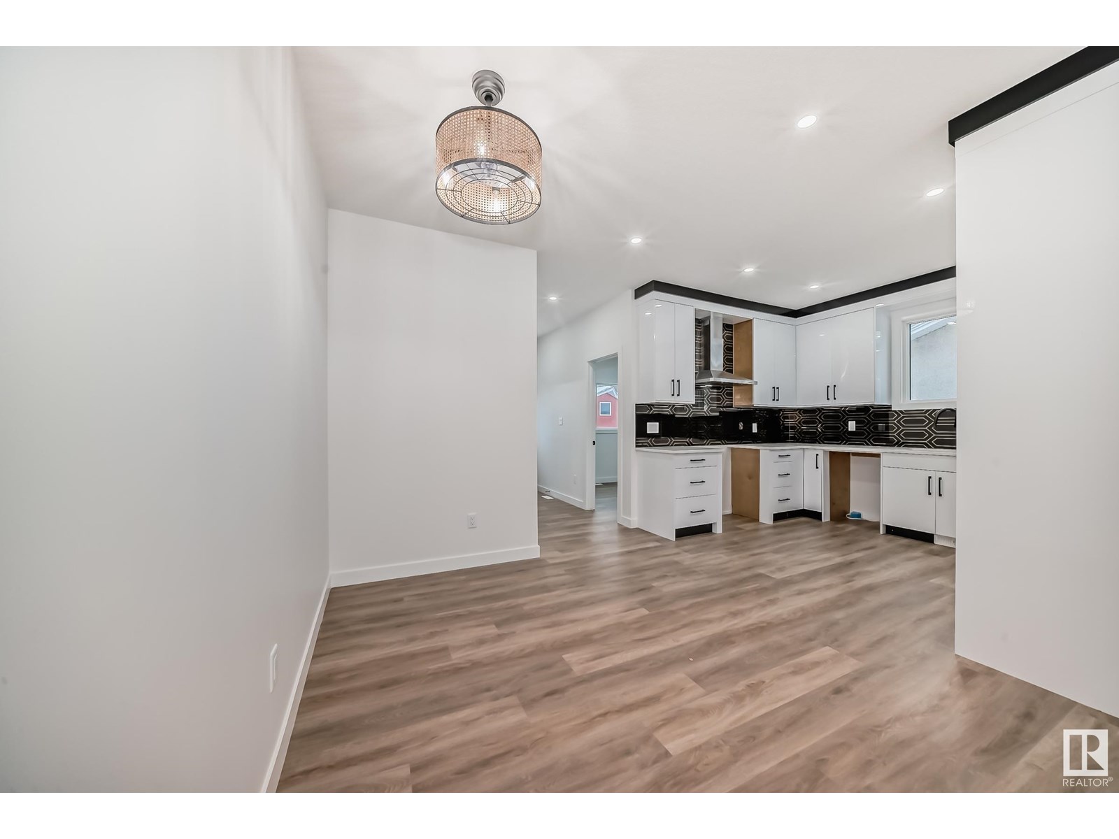 Property at 12036 47 ST NW image 2