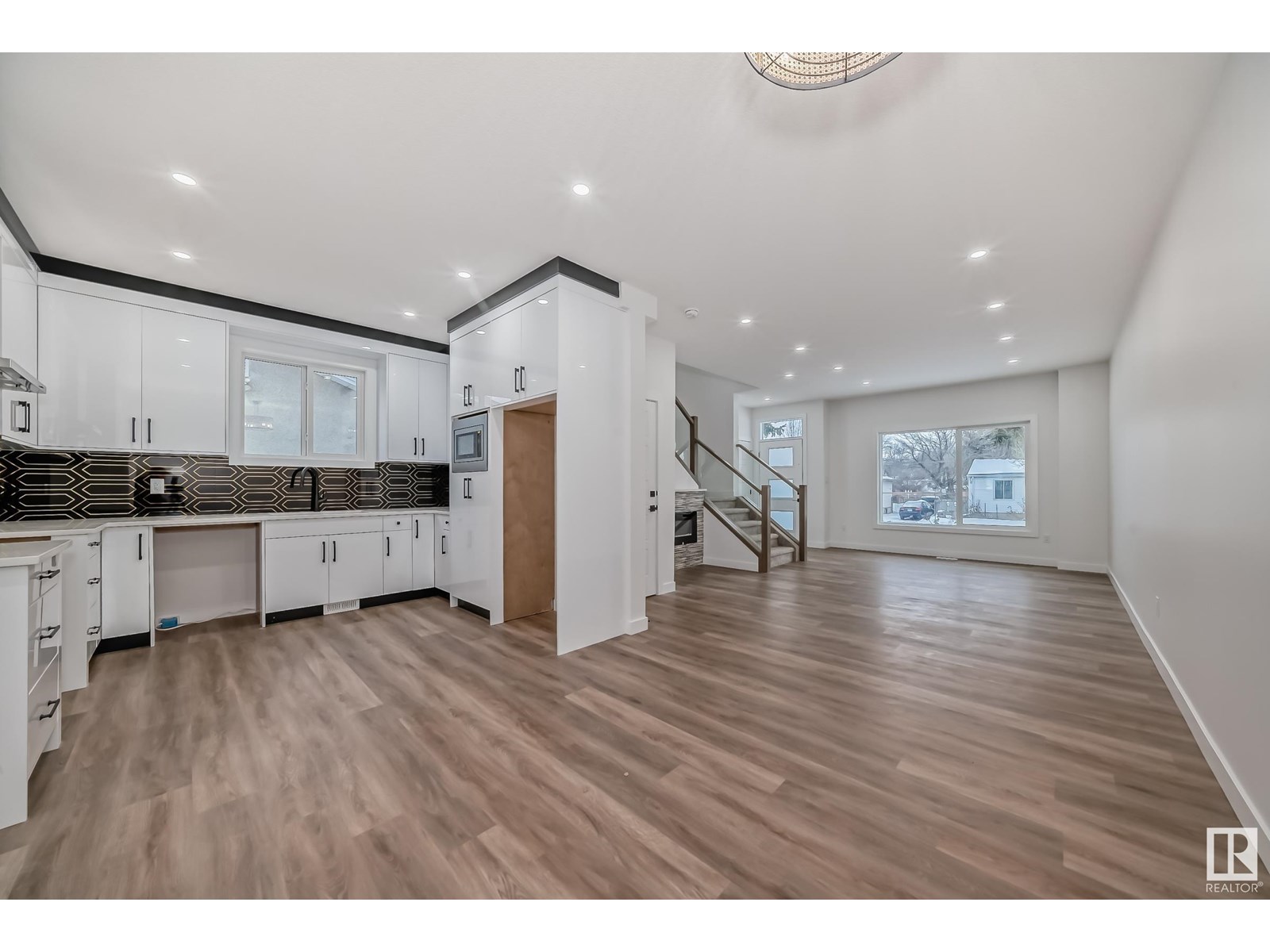 Property at 12036 47 ST NW image 3