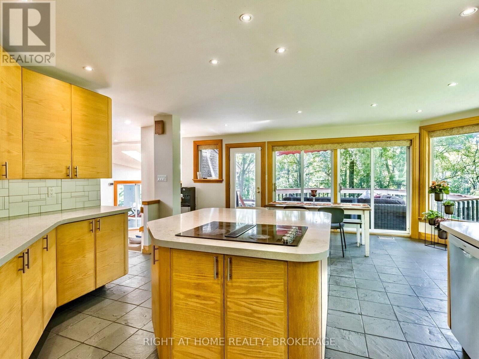 774 Old Dundas Road, Hamilton, Ontario  L9H 5E3 - Photo 16 - X12186493