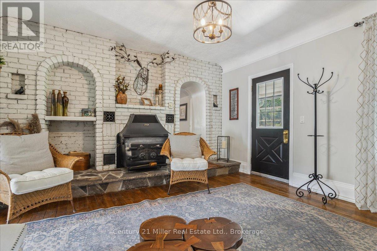 Property at 585 DUNDAS STREET E image 4
