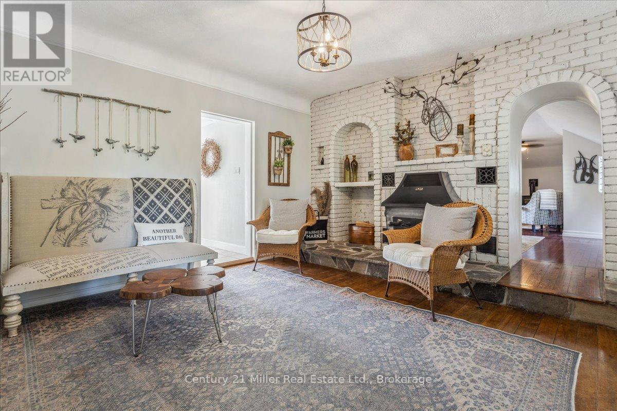 Property at 585 DUNDAS STREET E image 5