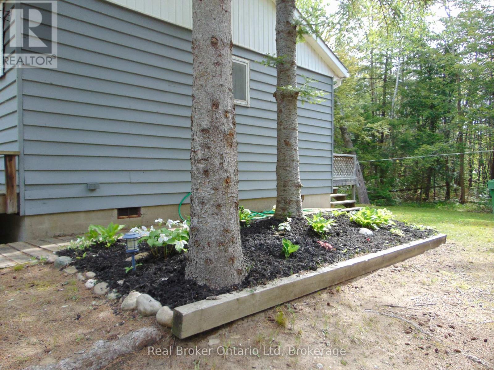 42 Thompson Avenue S, Native Leased Lands, Ontario  N0H 2L0 - Photo 2 - X12151697