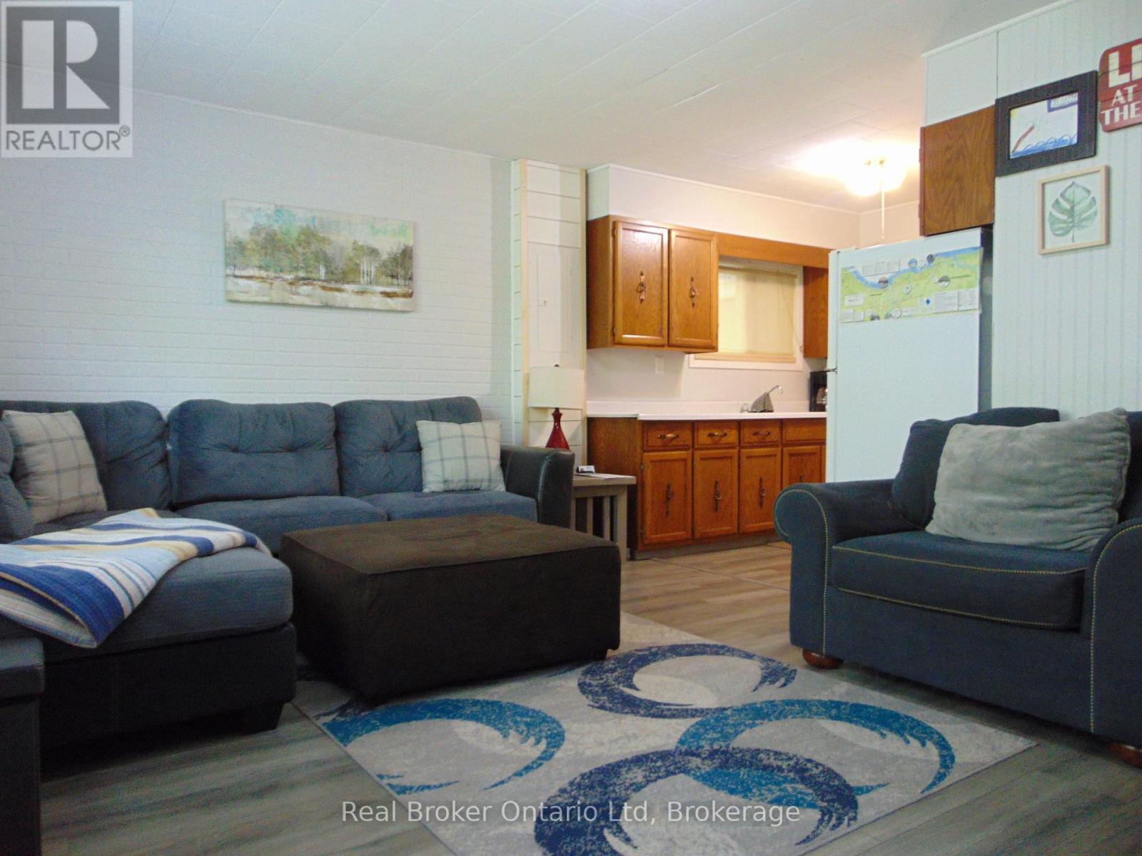 42 Thompson Avenue S, Native Leased Lands, Ontario  N0H 2L0 - Photo 5 - X12151697