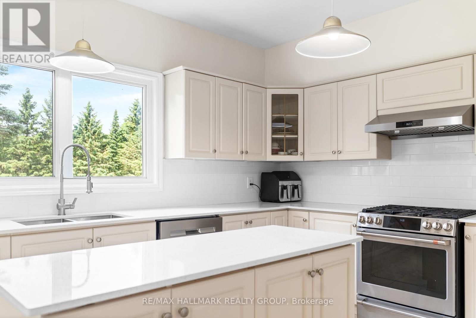 5749 Knights Drive, Ottawa, Ontario  K4M 1K2 - Photo 15 - X12223655