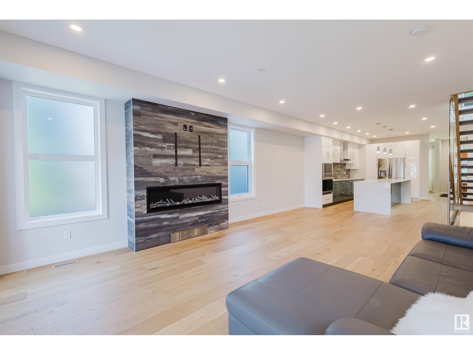 Property at 9214 81 ST NW image 3