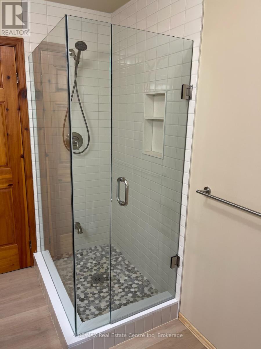 28 Pinegrove Crescent, Adjala-Tosorontio, Ontario  L0M 1M0 - Photo 9 - N12220492