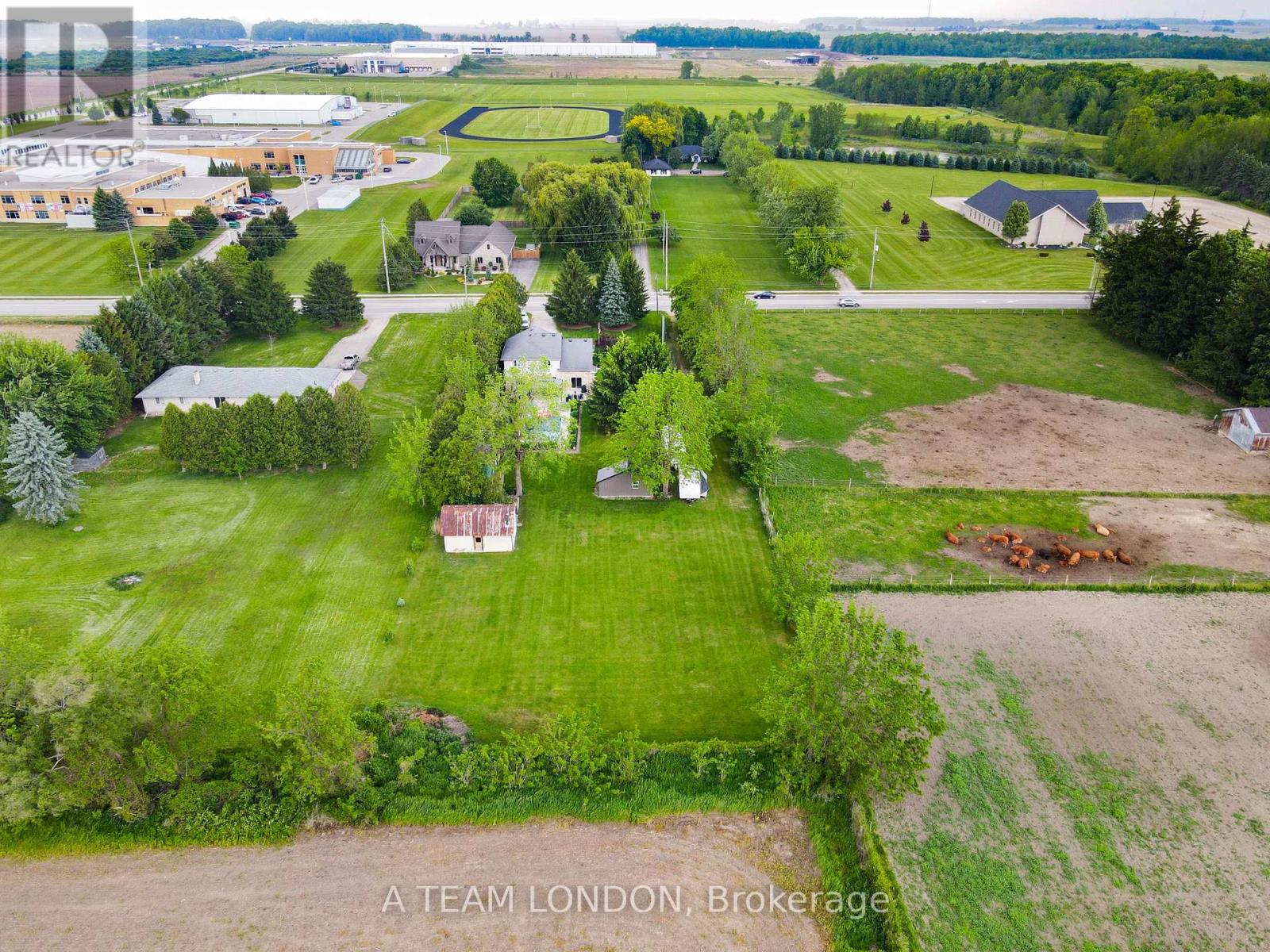 400 Second Street, Strathroy-Caradoc (Ne), Ontario  N7G 3H8 - Photo 5 - X12223795