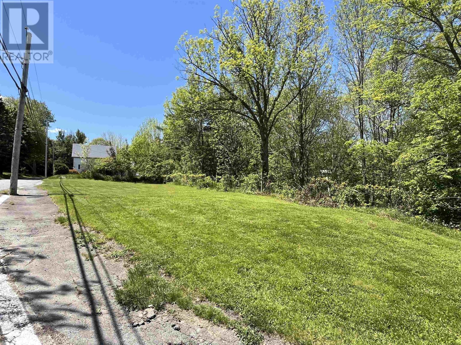 8 Pine Street, Bridgewater, Nova Scotia  B4V 1X4 - Photo 3 - 202512726
