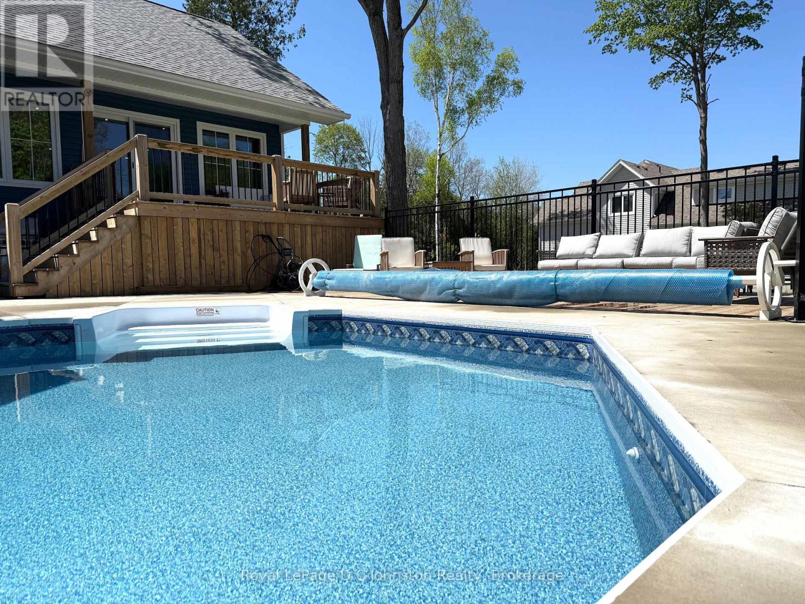 12 Hemlock Street, Saugeen Shores, Ontario N0H 2L0 - Photo 12 - X12117144