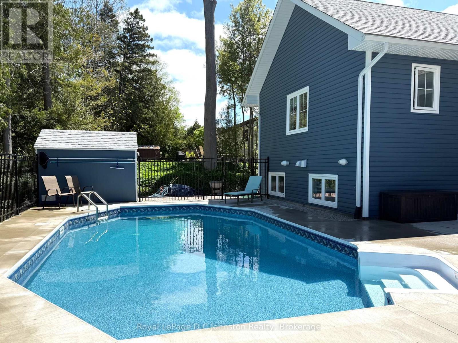 12 Hemlock Street, Saugeen Shores, Ontario N0H 2L0 - Photo 10 - X12117144