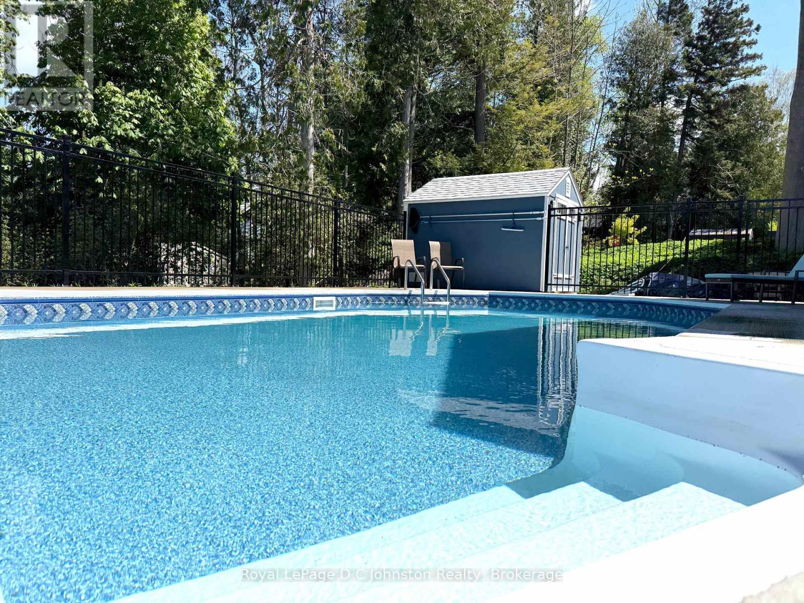 12 Hemlock Street, Saugeen Shores, Ontario N0H 2L0 - Photo 11 - X12117144