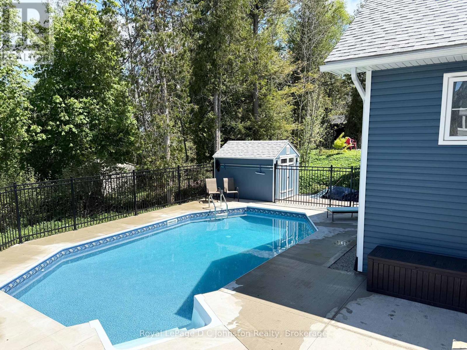 12 Hemlock Street, Saugeen Shores, Ontario N0H 2L0 - Photo 9 - X12117144