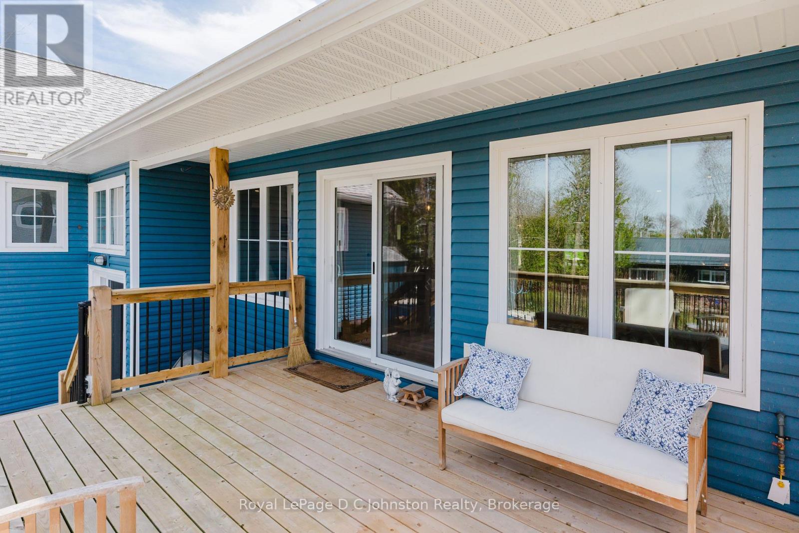 12 Hemlock Street, Saugeen Shores, Ontario N0H 2L0 - Photo 5 - X12117144