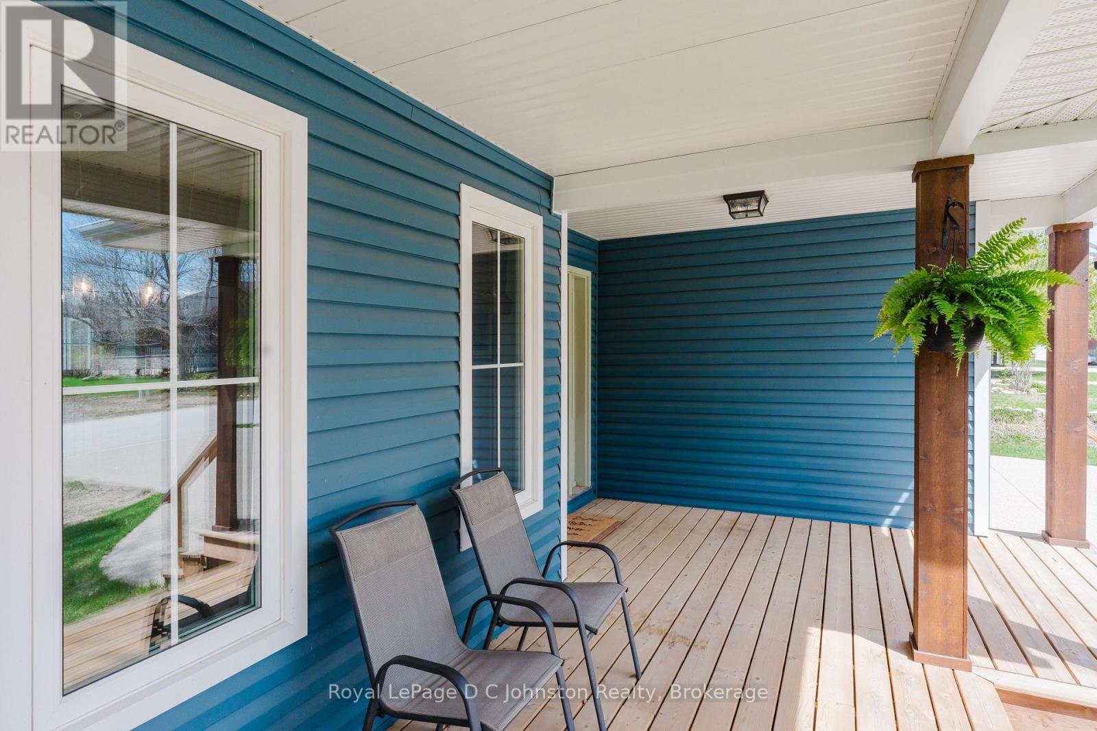 12 Hemlock Street, Saugeen Shores, Ontario N0H 2L0 - Photo 4 - X12117144