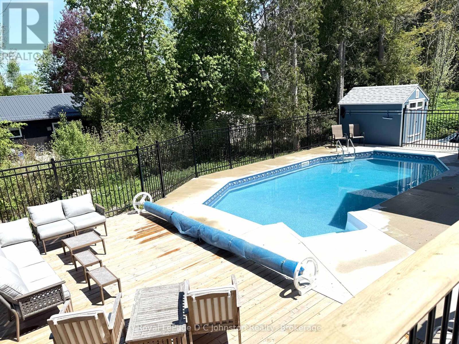 12 Hemlock Street, Saugeen Shores, Ontario N0H 2L0 - Photo 8 - X12117144