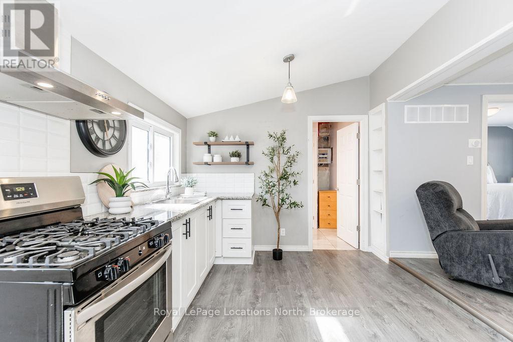 497 Oxbow Park Drive, Wasaga Beach, Ontario  L9Z 2T9 - Photo 15 - S12223859