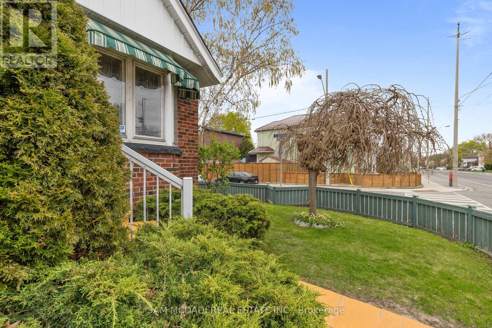 319 Cosburn Avenue, Toronto, Ontario  M4J 2N1 - Photo 7 - E12129831