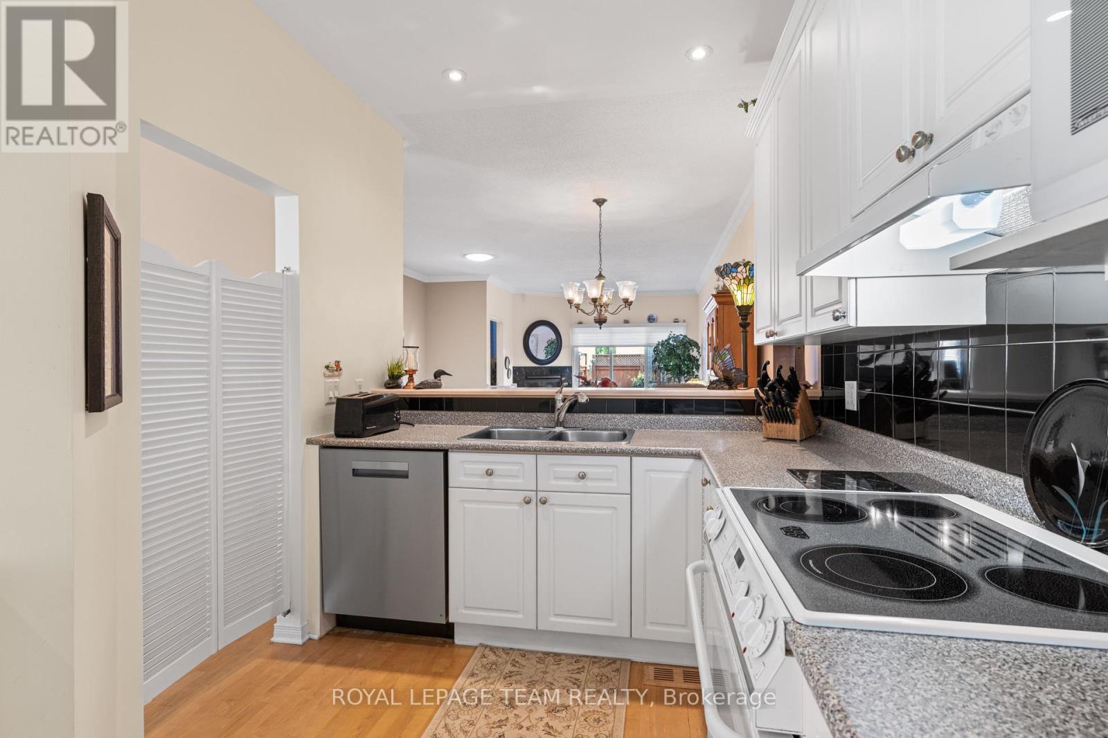25 Trump Avenue, Ottawa, Ontario  K2C 4A7 - Photo 11 - X12224132