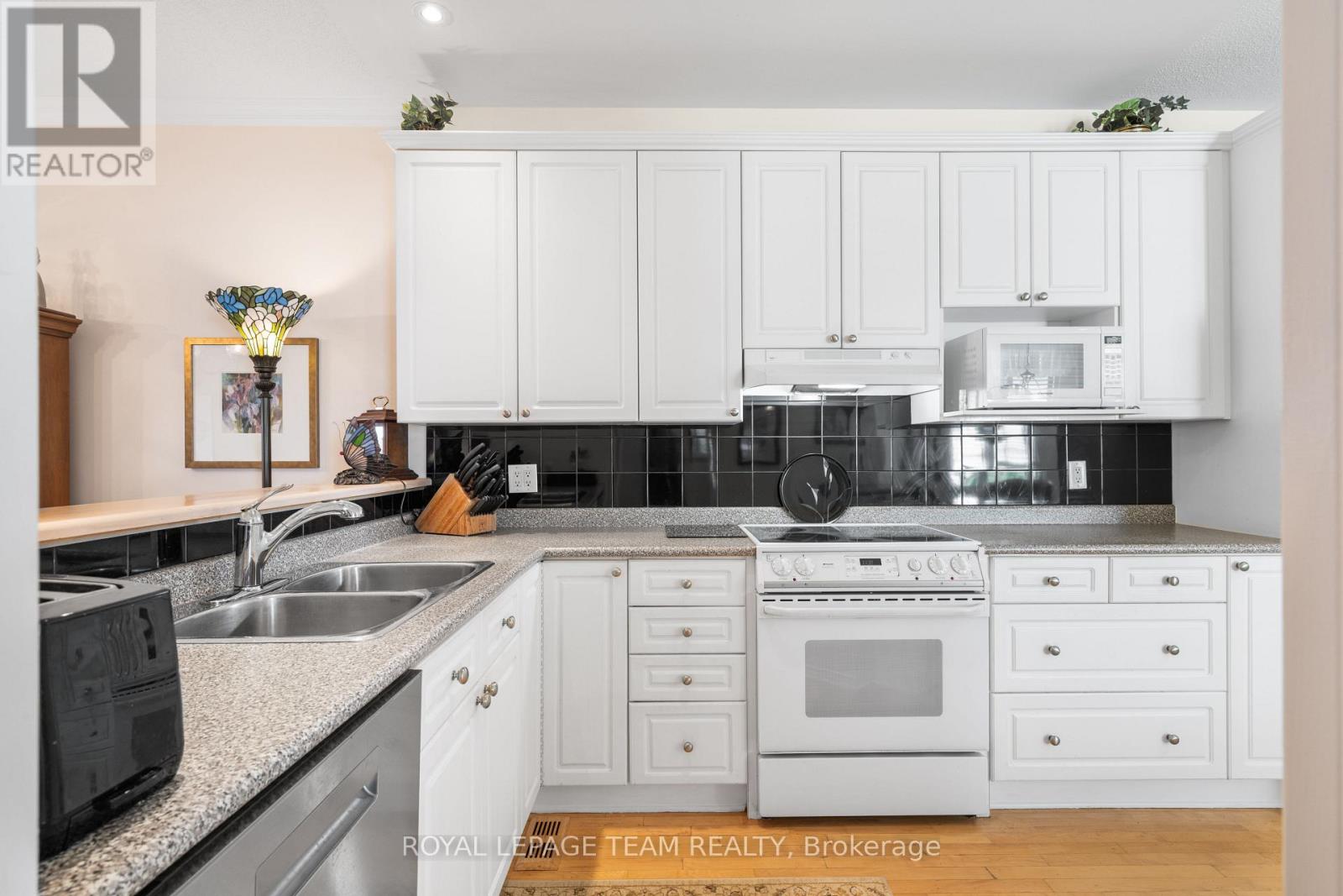 25 Trump Avenue, Ottawa, Ontario  K2C 4A7 - Photo 12 - X12224132