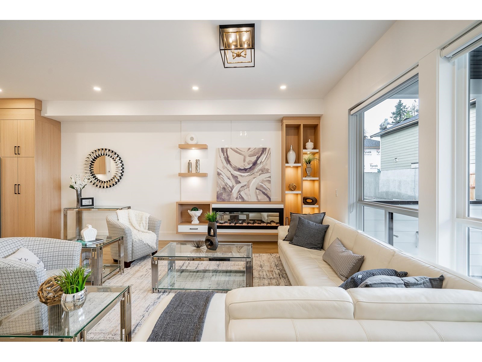Property at 16673 16 AVENUE image 3